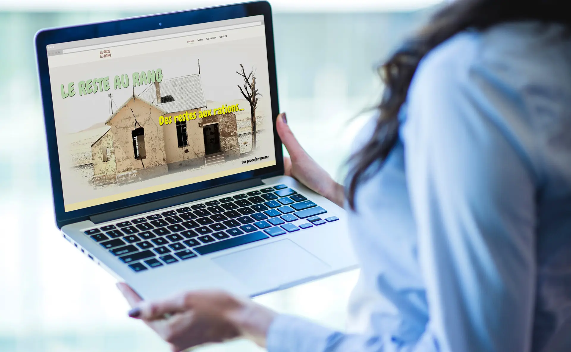 Capture d'écran de la page d'accueil du site 'Le reste au rang' montrant une maison en ruine au milieu de nulle-part.